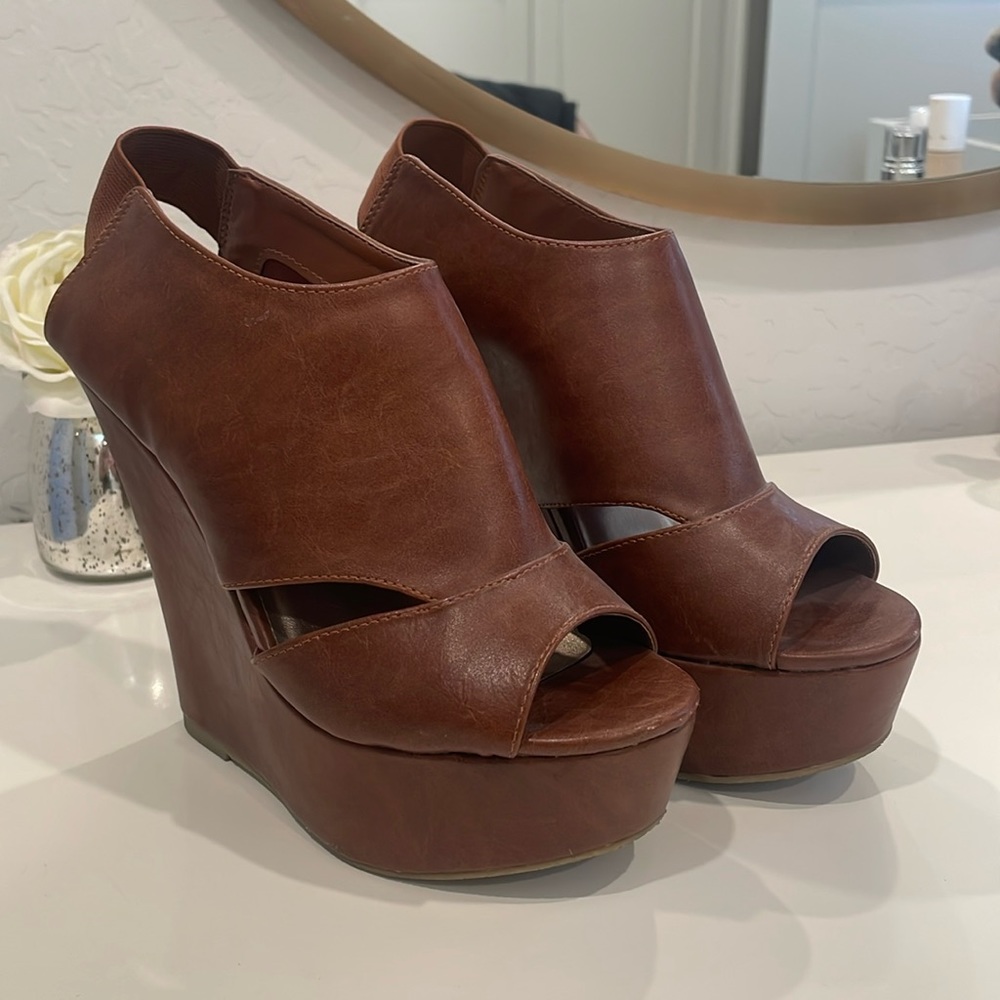 Madden girl brown platform wedges, size 7. In perfect condition!